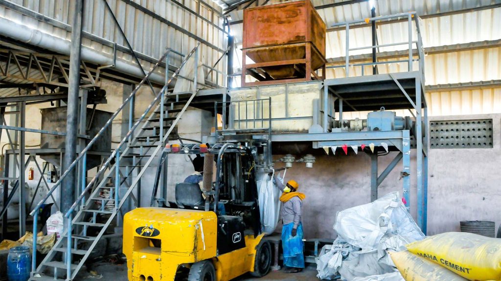 Dry mix manufacturing plant with automated material handling and packaging system